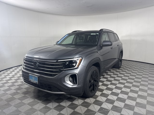 2024 Volkswagen Atlas 2.0T SE w/Technology in Platinum Gray — front three-quarter view