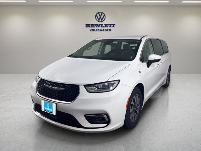 2023 Chrysler Pacifica Hybrid Touring L in Bright White Clearcoat — front three-quarter view