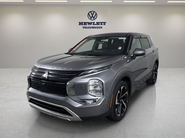 2024 Mitsubishi Outlander SE in Gray — front three-quarter view